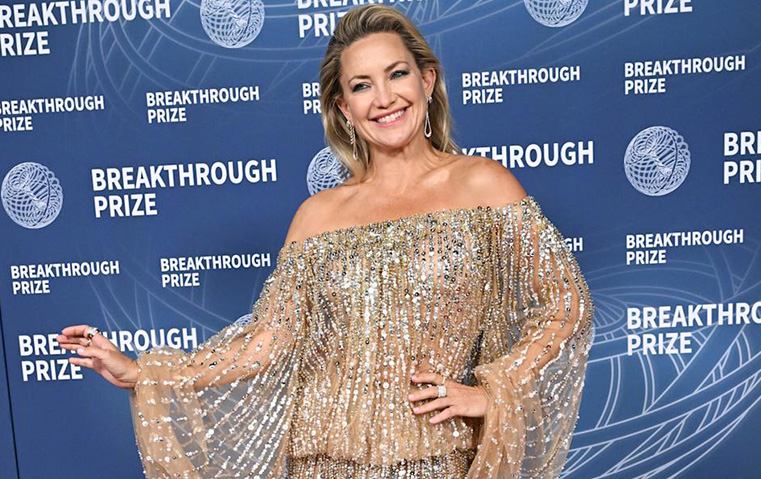 إطلالات براقة وأخرى ناعمة في لقاء العلماء والمشاهير خلال حفل Breakthrough Prize لعام 2025